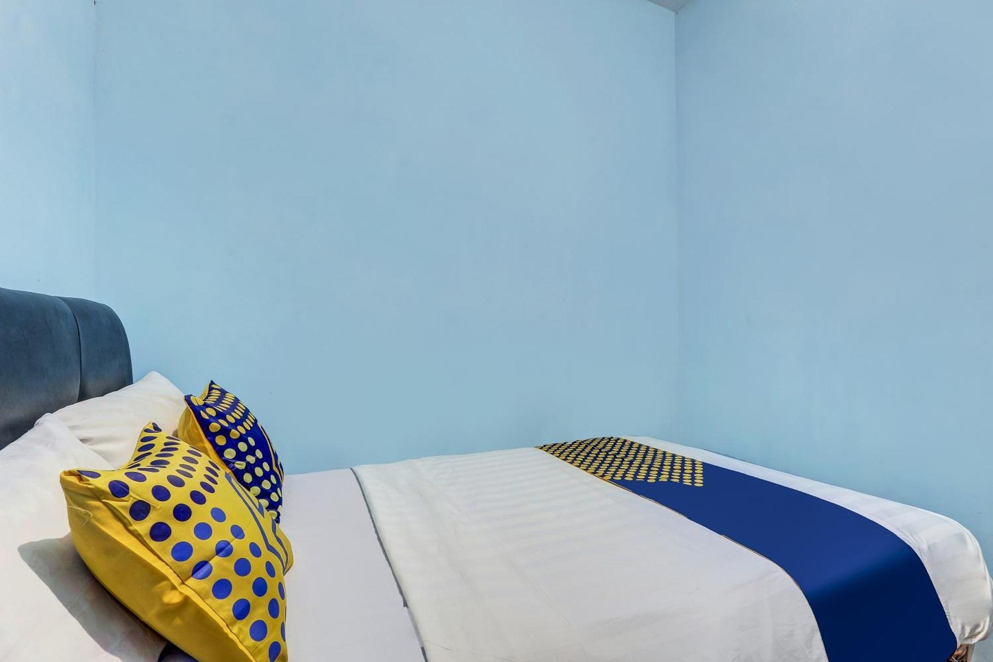 Spot On 90744 Alika Homestay Demak Exterior foto