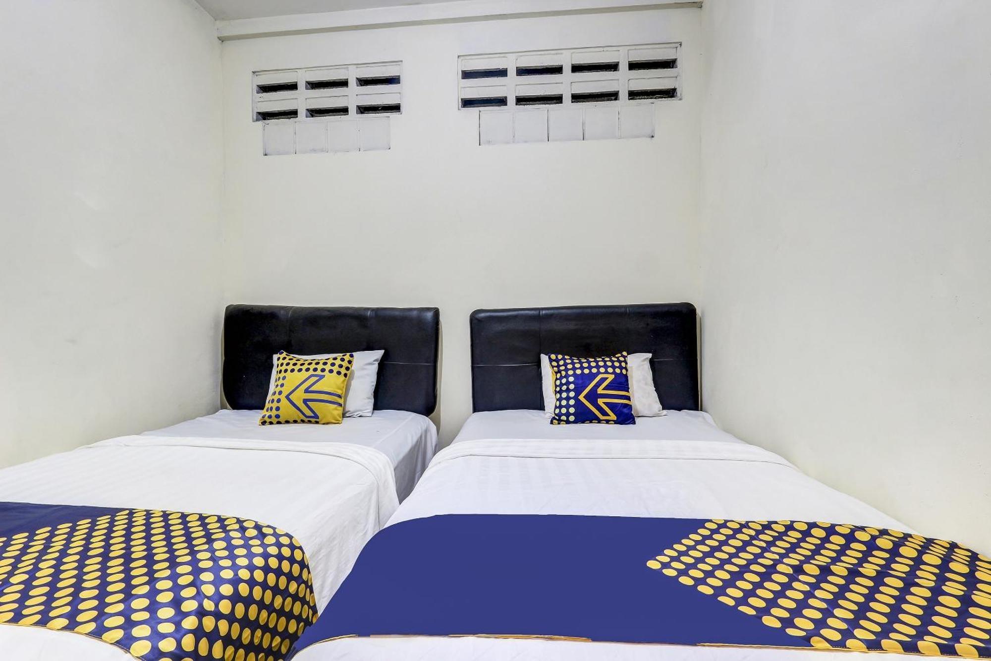 Spot On 90744 Alika Homestay Demak Exterior foto