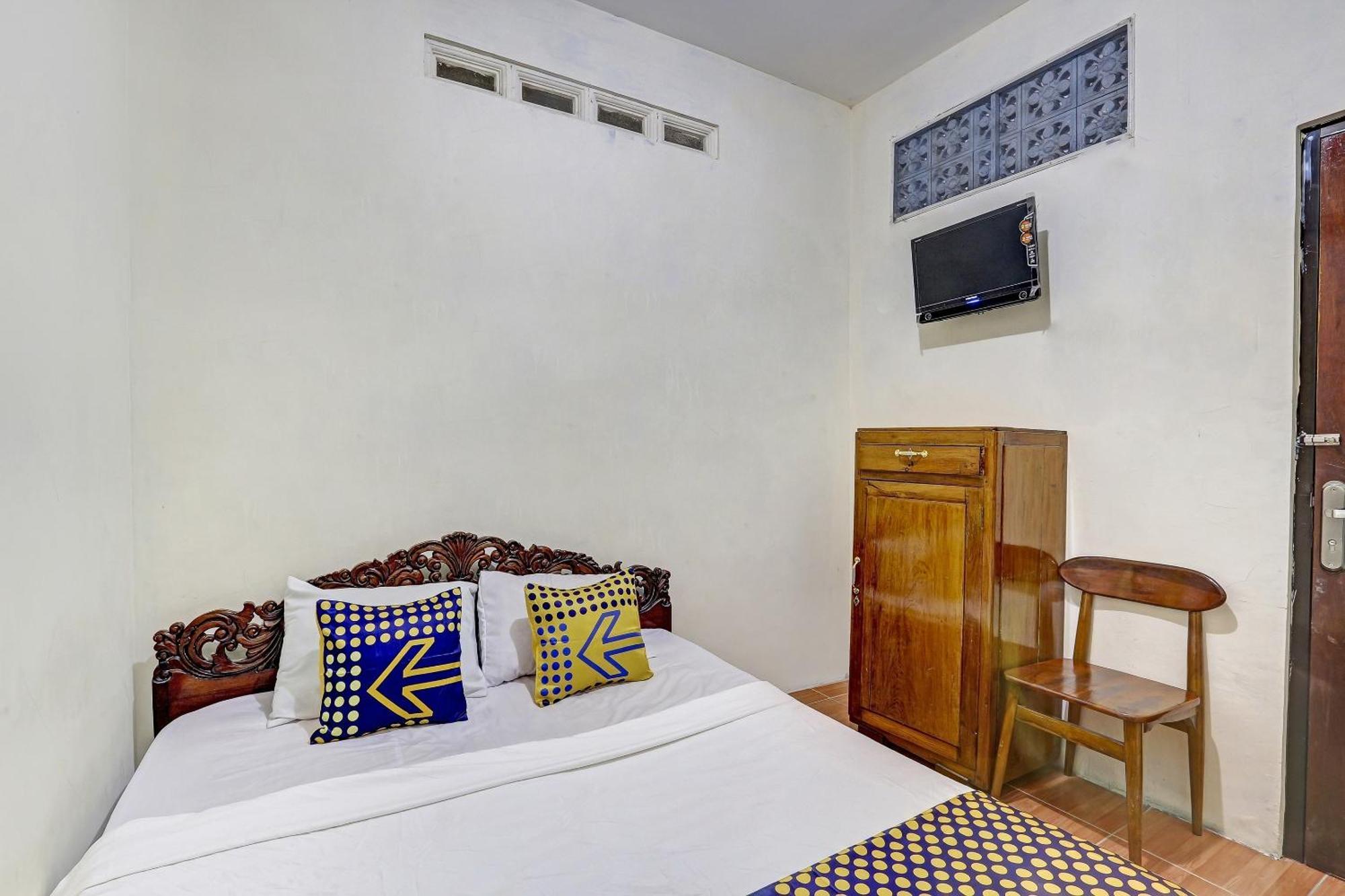 Spot On 90744 Alika Homestay Demak Exterior foto