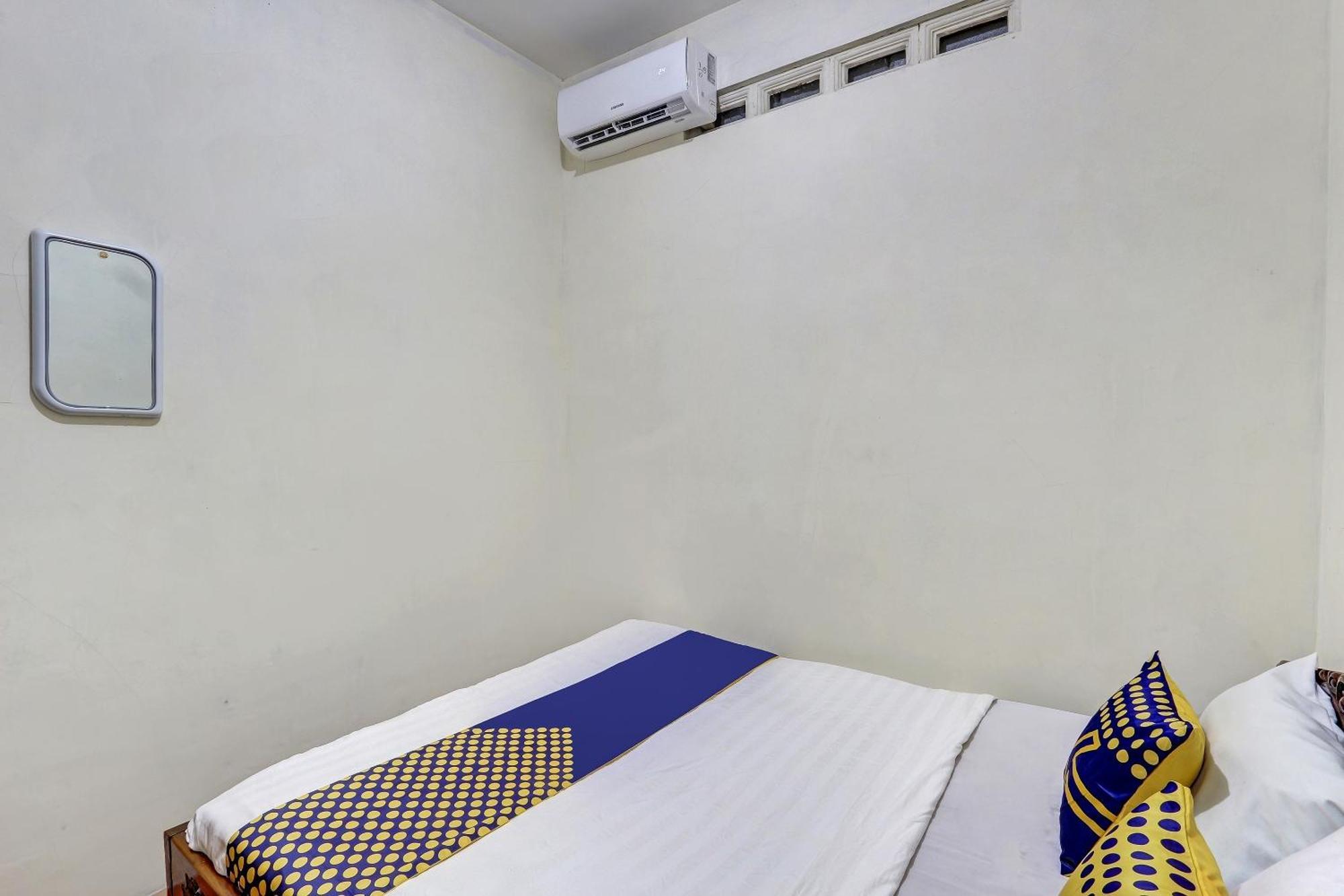 Spot On 90744 Alika Homestay Demak Exterior foto