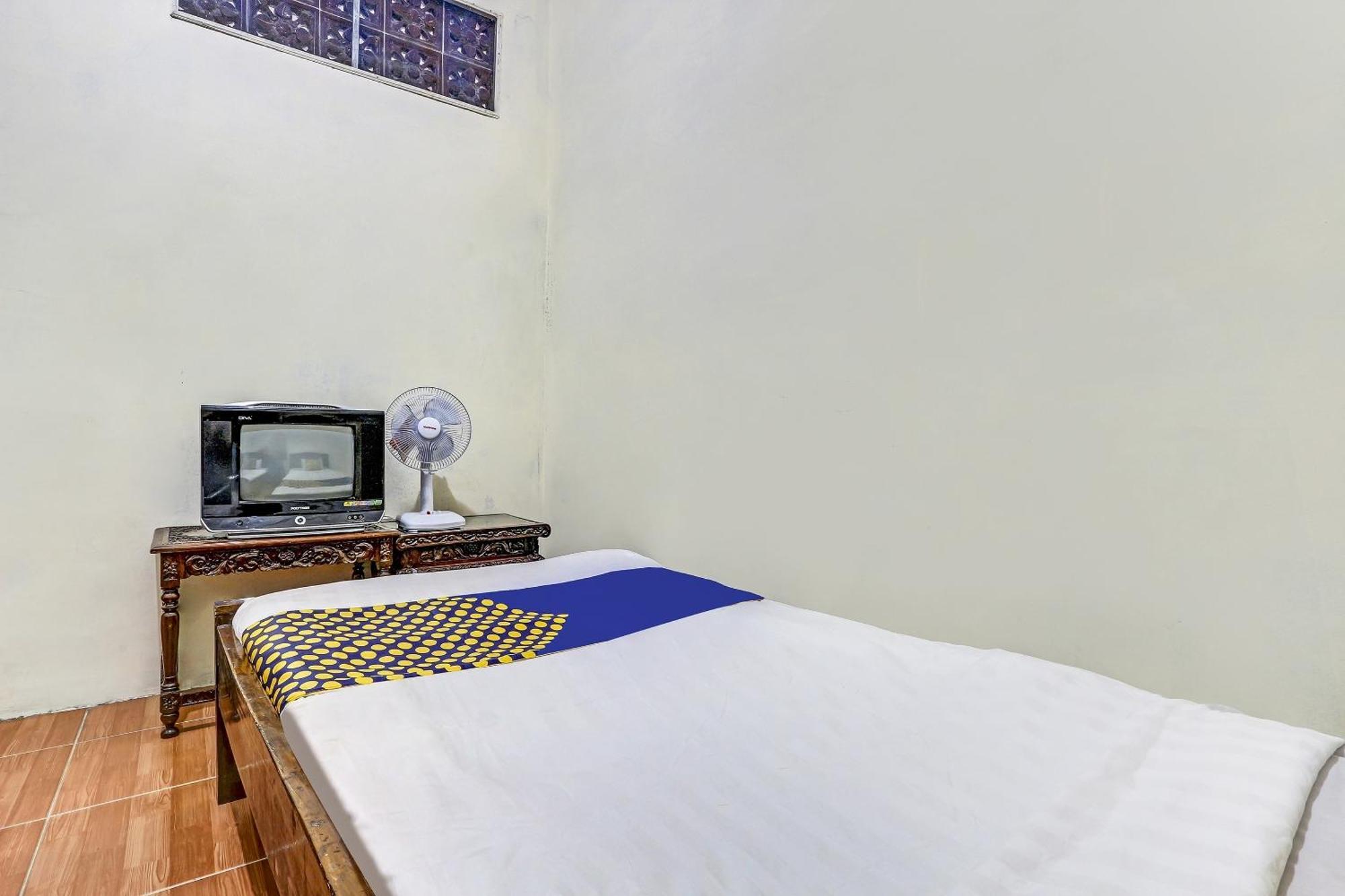 Spot On 90744 Alika Homestay Demak Exterior foto