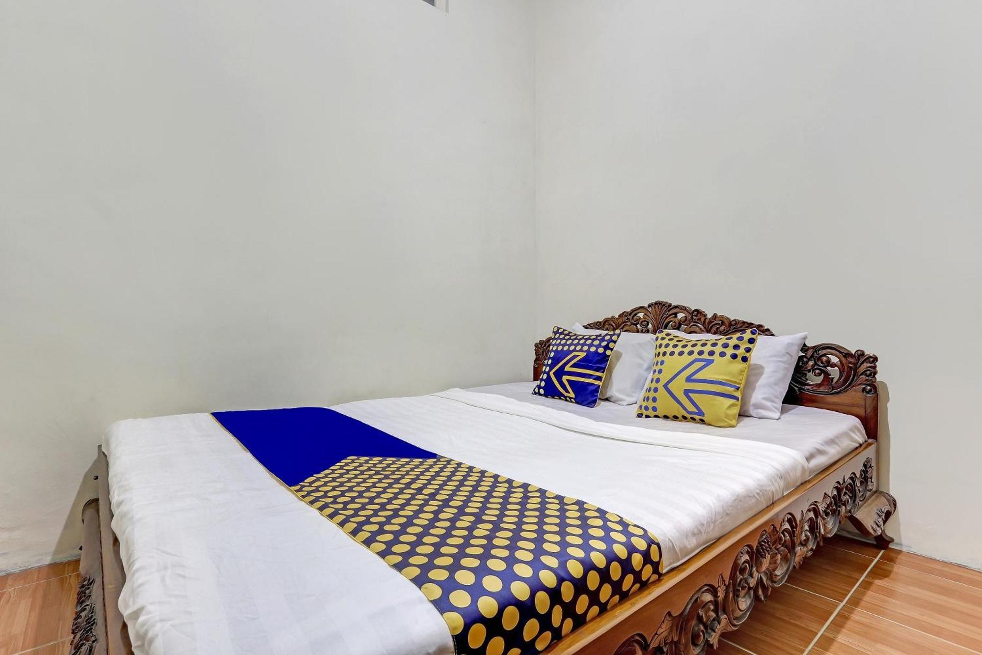 Spot On 90744 Alika Homestay Demak Exterior foto