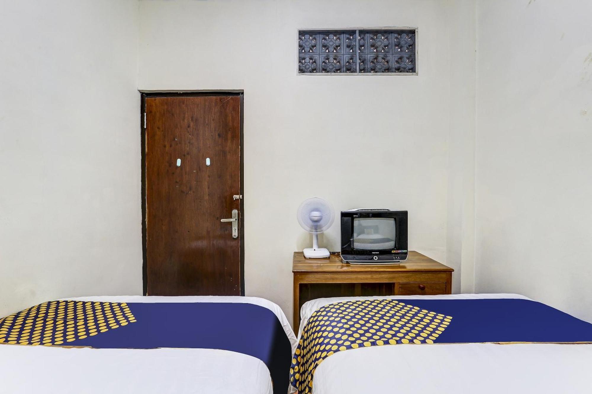 Spot On 90744 Alika Homestay Demak Exterior foto