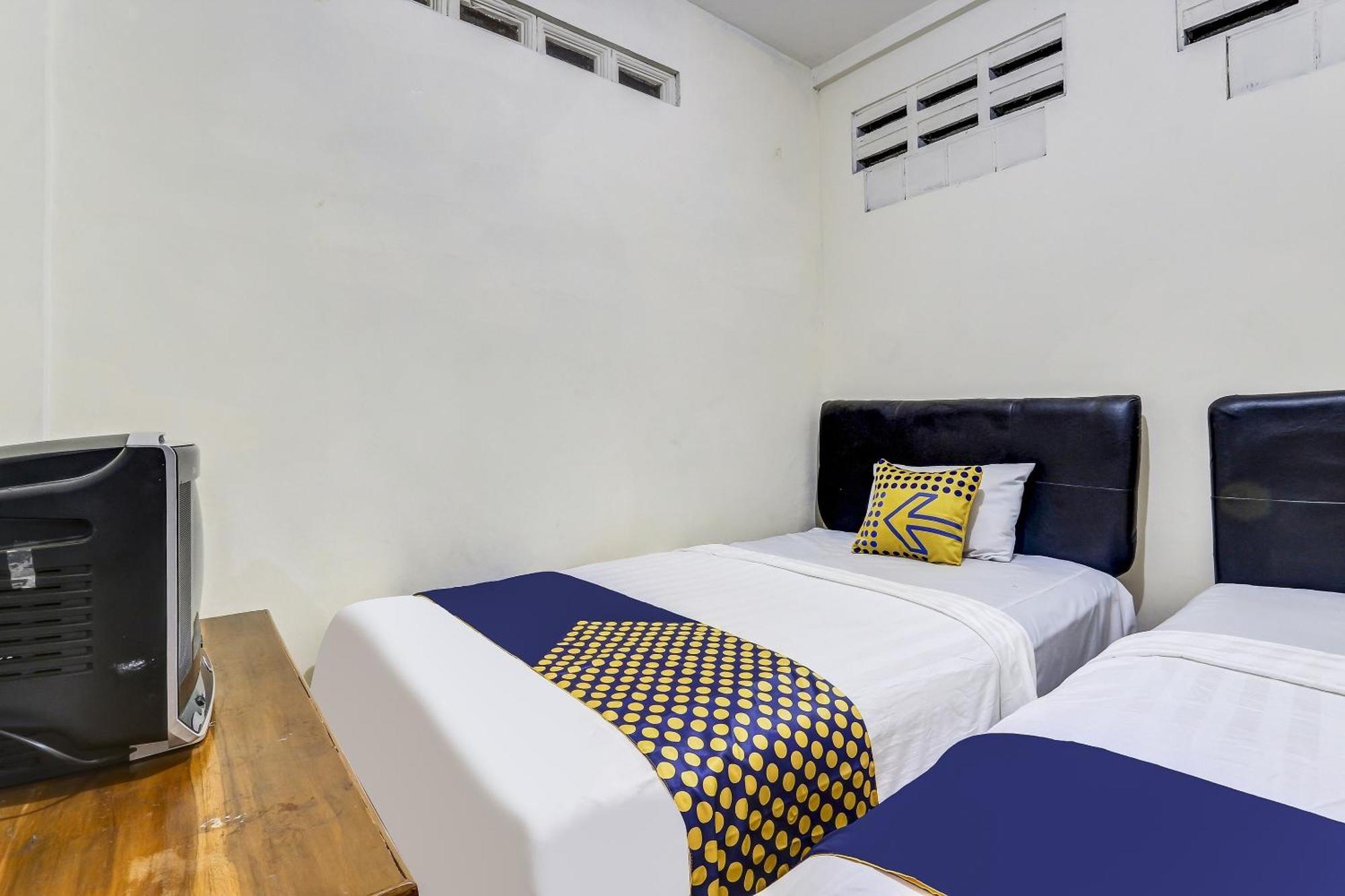 Spot On 90744 Alika Homestay Demak Exterior foto