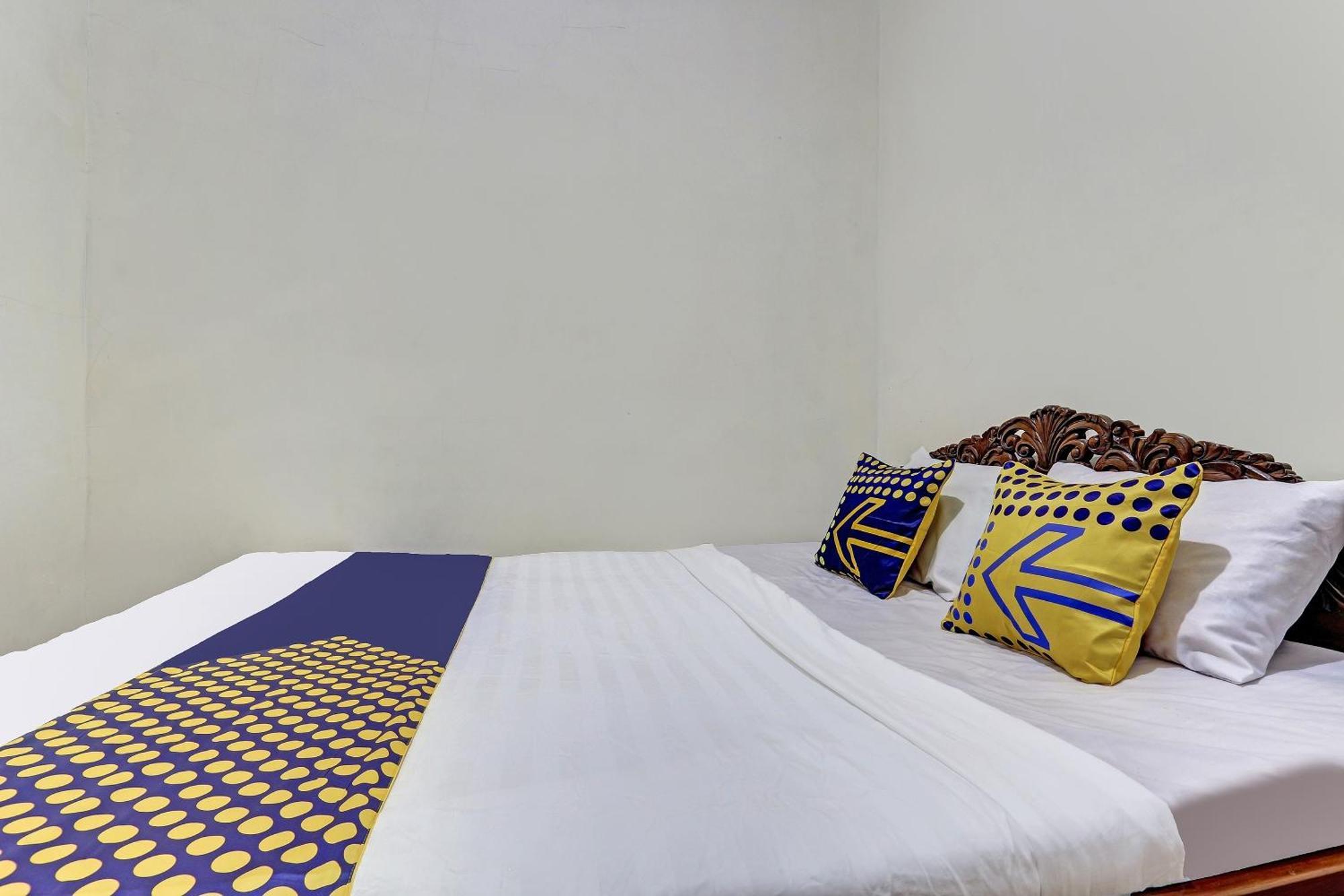 Spot On 90744 Alika Homestay Demak Exterior foto