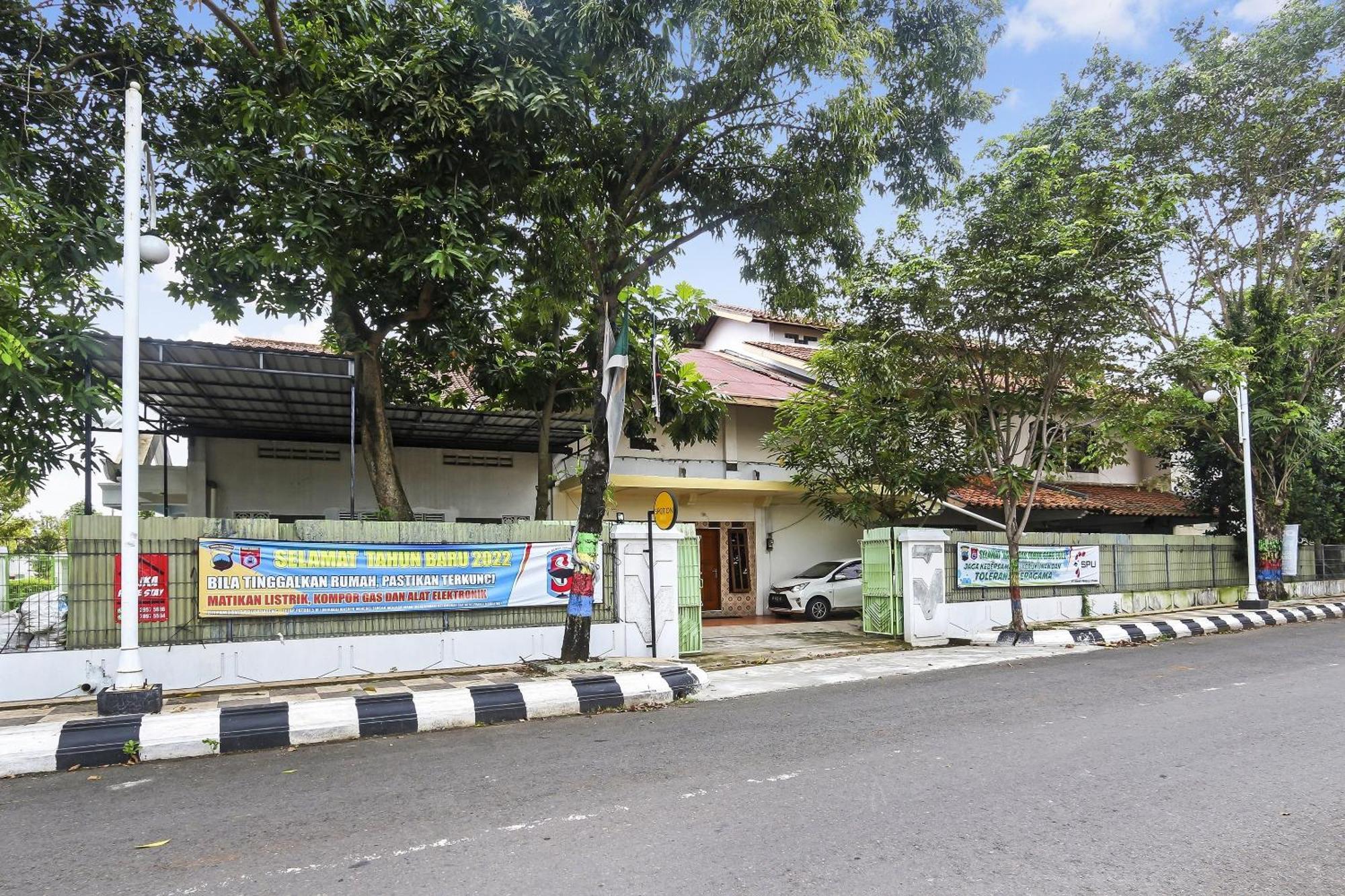 Spot On 90744 Alika Homestay Demak Exterior foto