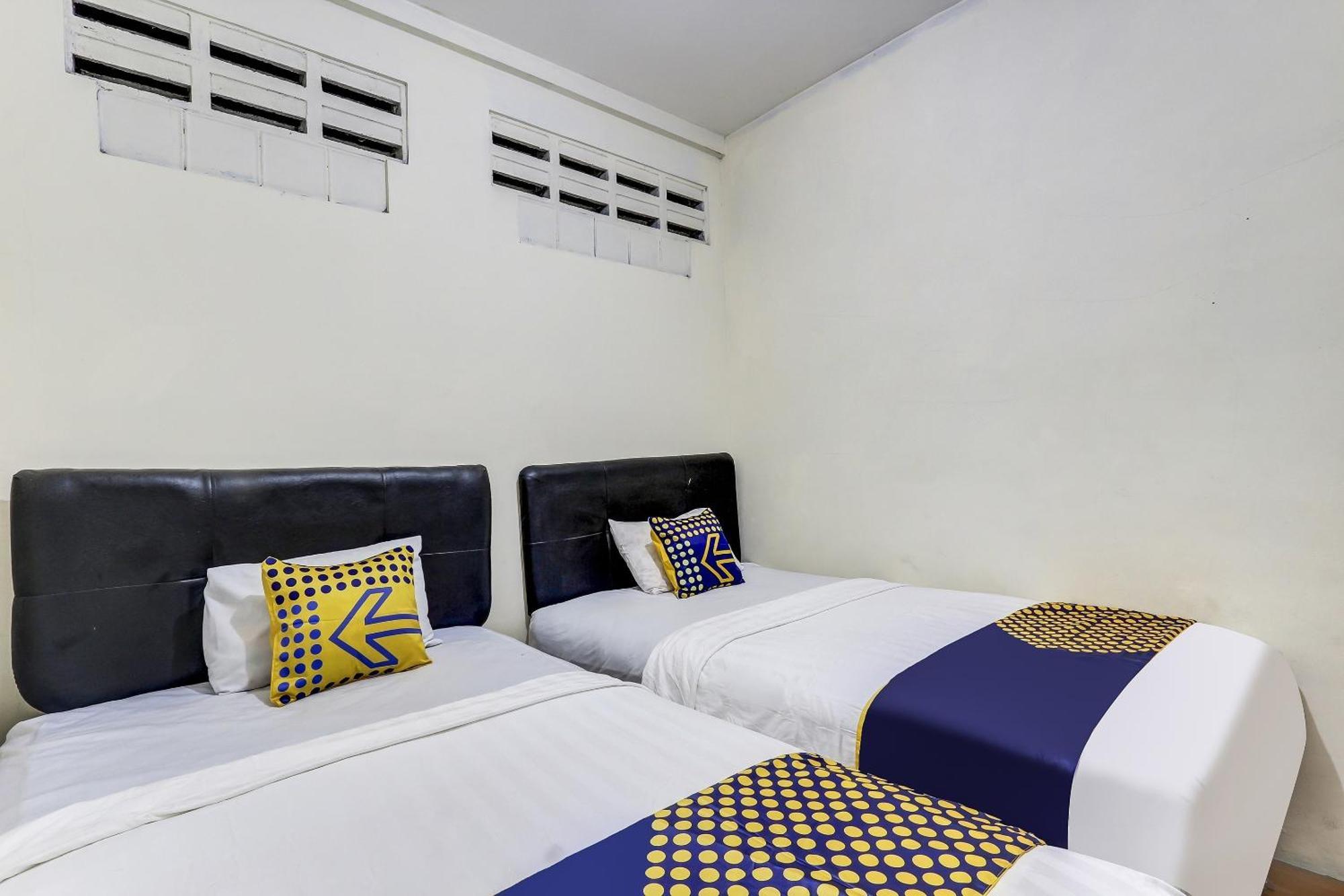 Spot On 90744 Alika Homestay Demak Exterior foto