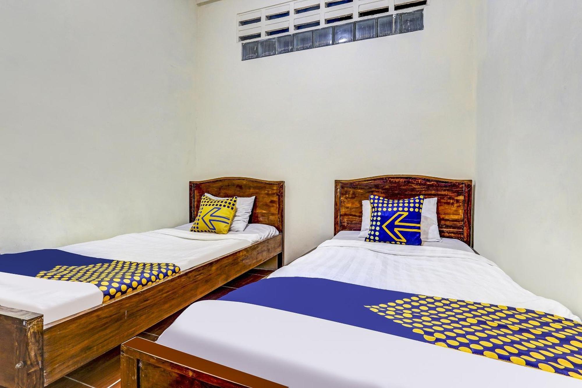 Spot On 90744 Alika Homestay Demak Exterior foto