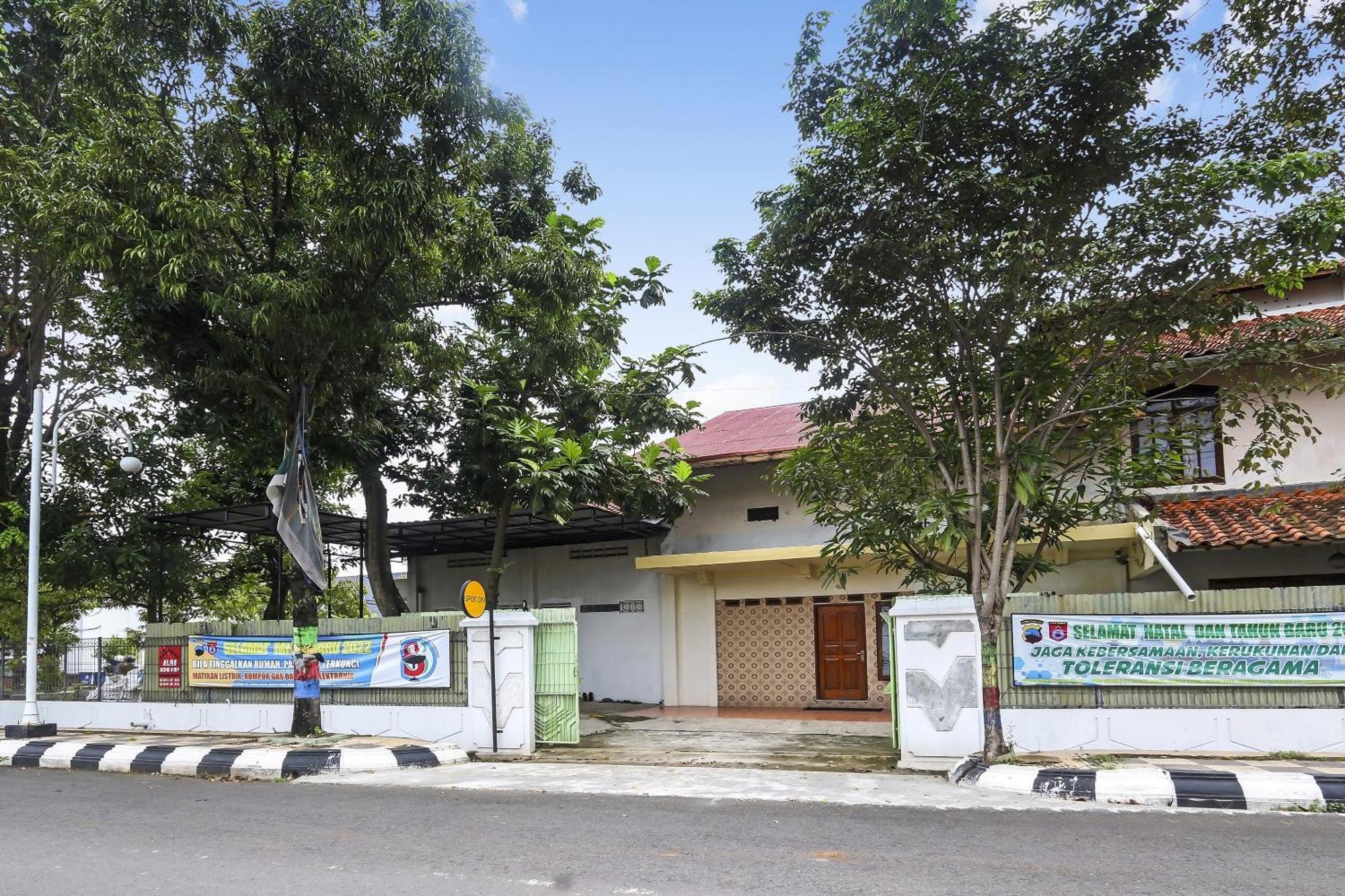 Spot On 90744 Alika Homestay Demak Exterior foto