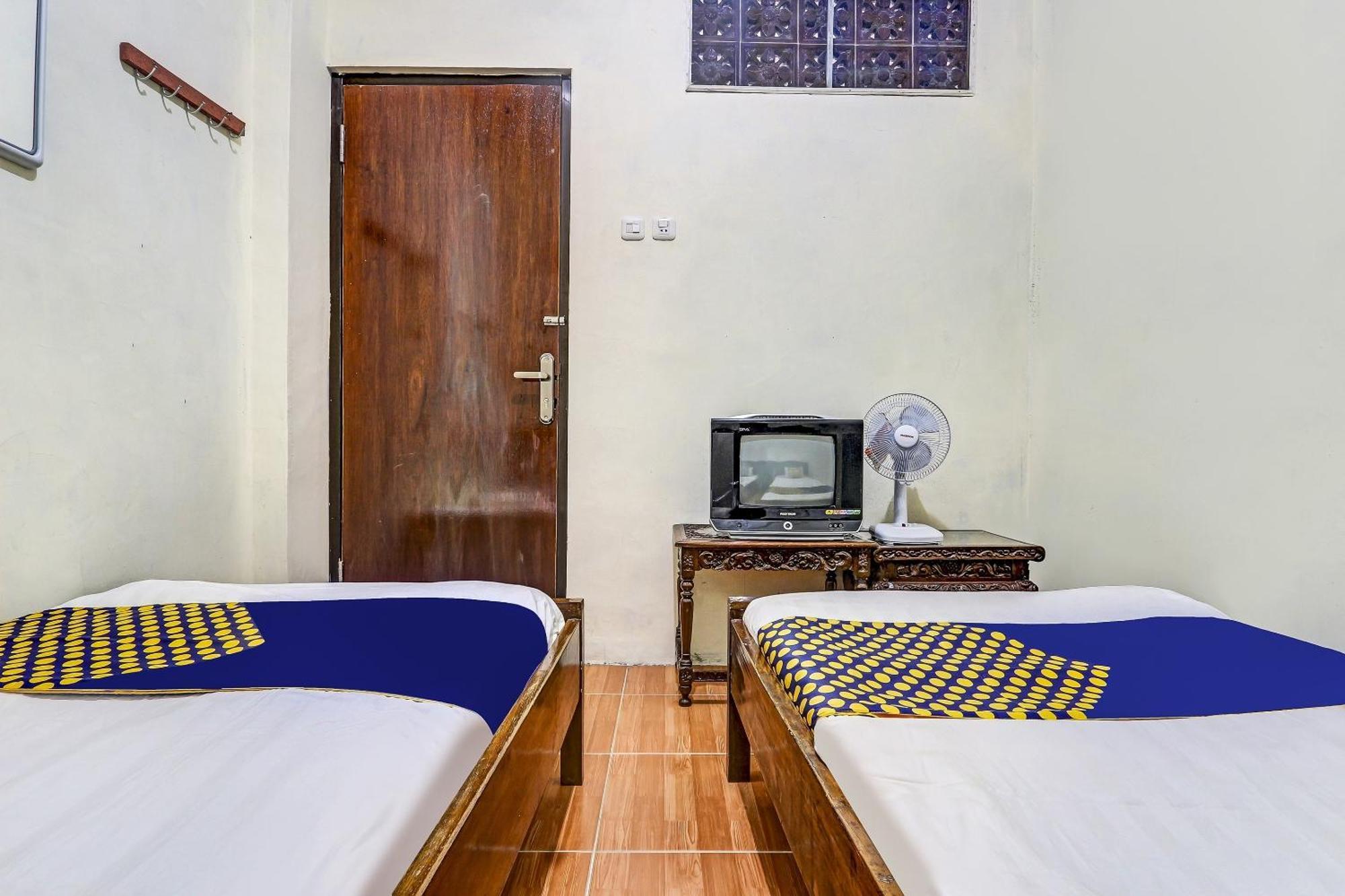 Spot On 90744 Alika Homestay Demak Exterior foto