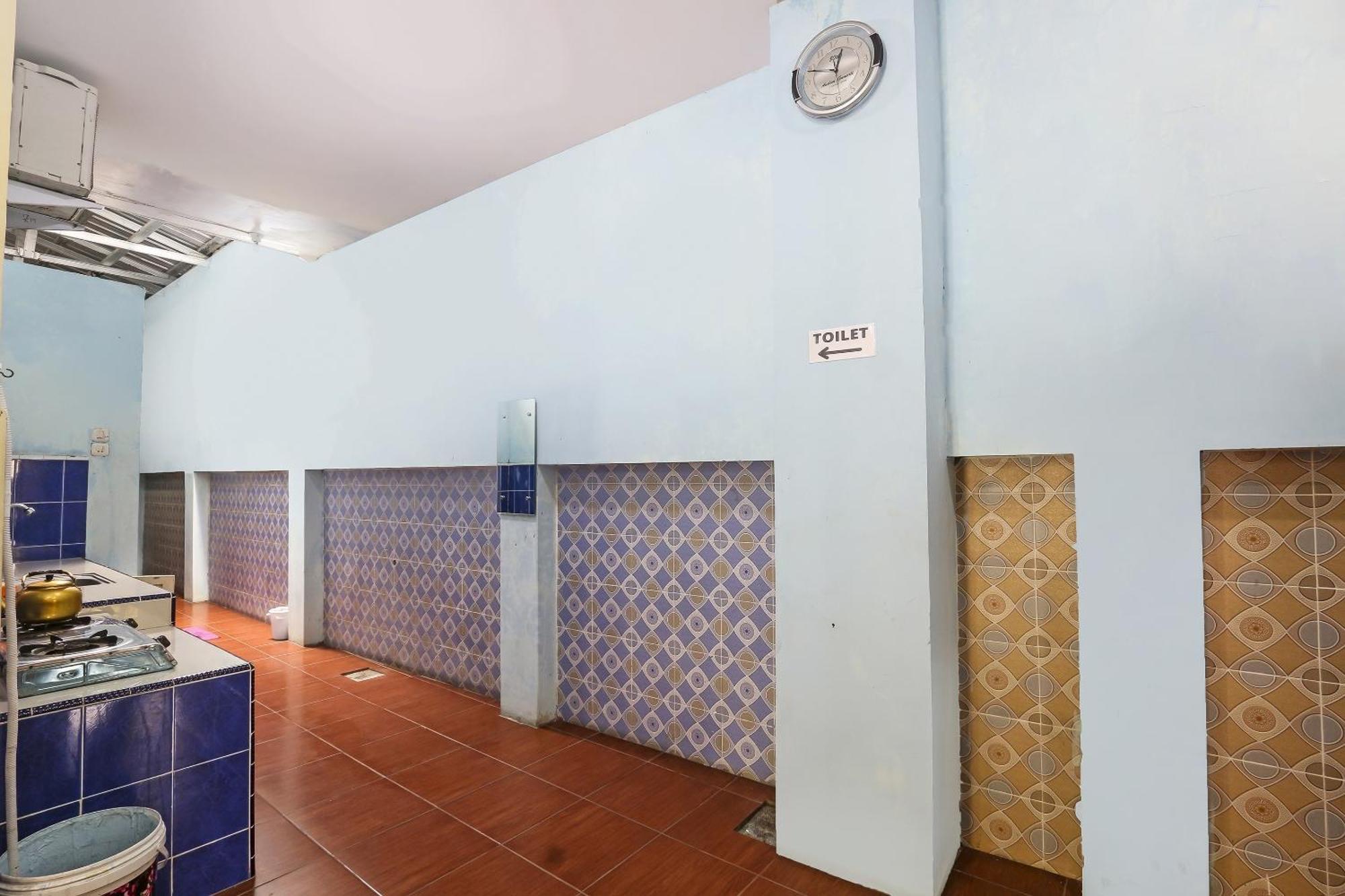 Spot On 90744 Alika Homestay Demak Exterior foto