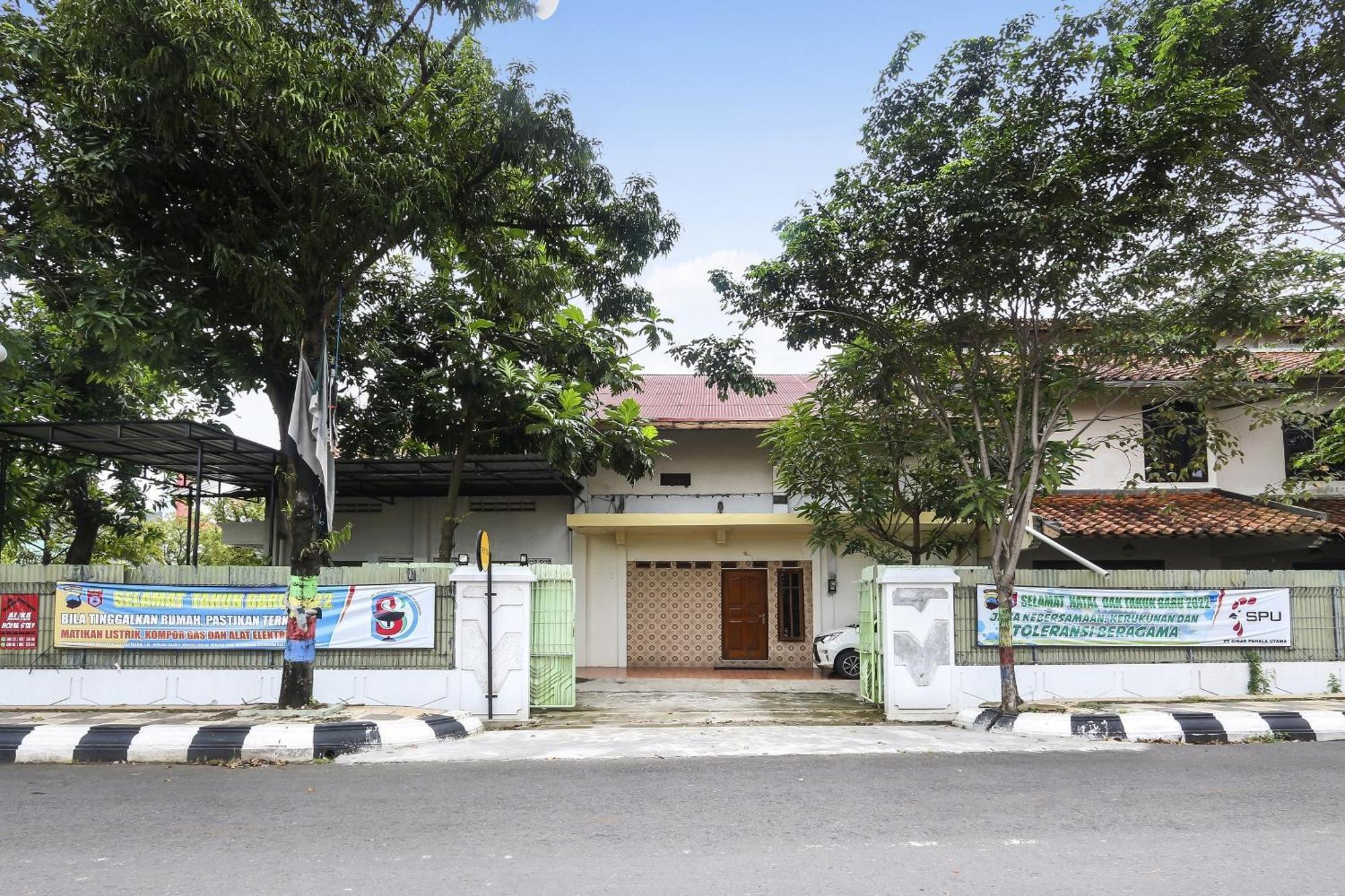 Spot On 90744 Alika Homestay Demak Exterior foto